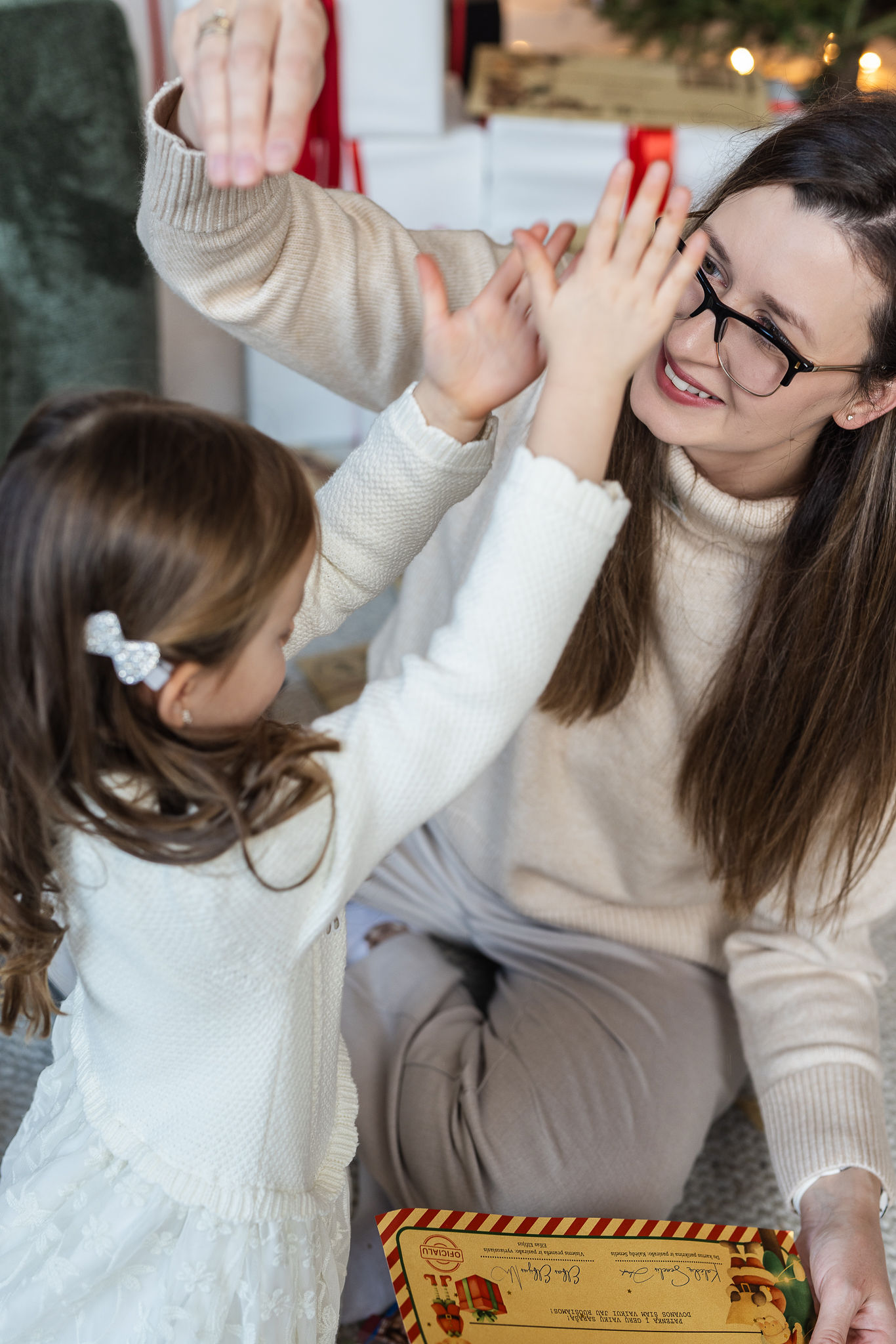 Mama ir dukra džiaugiasi drauge, laikydamos Kalėdų laiško voką